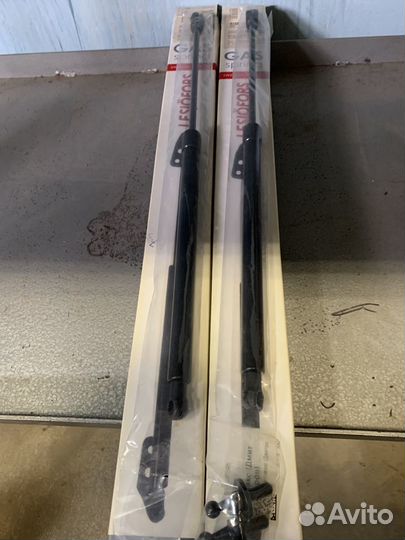 Газовый упор/амортизатор багажника Jeep