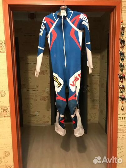 Горнолыжный спусковой комбинезон