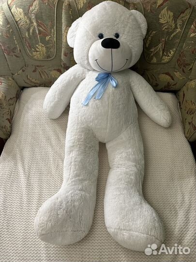 Плюшевый белый медведь