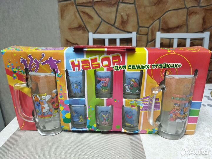 Набор рюмок и кружек, графин (штоф) с рюмками