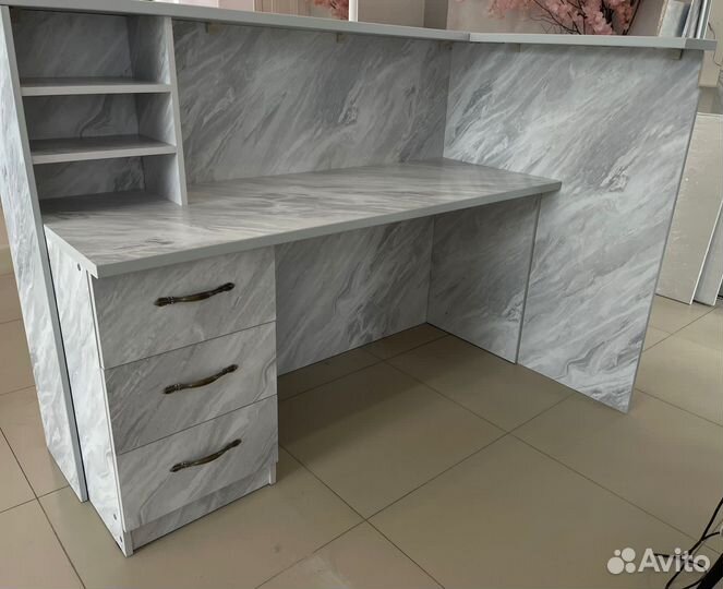 Угловая стойка ресепшен