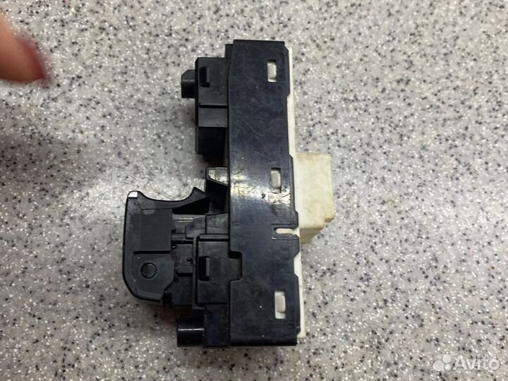 Кнопка стеклоподъемника задняя правая 83071AL080