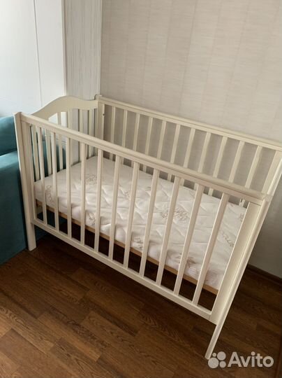 Детская кроватка с универсальным маятником