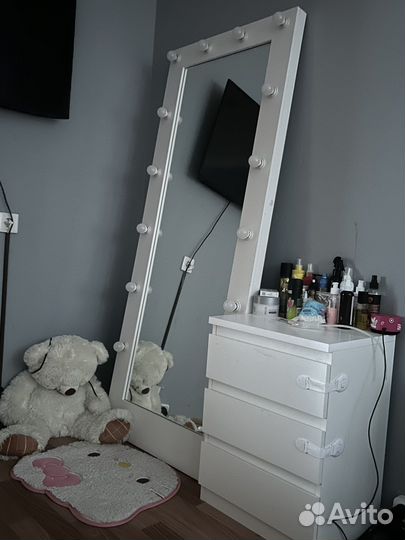 Гримерное зеркало с лампочками