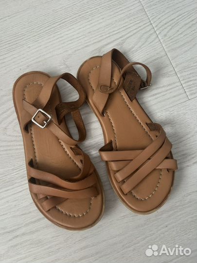 Сандалии для девочки zara