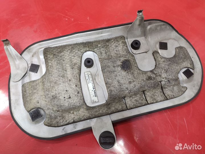 Крышка двигателя левая Toyota Estima