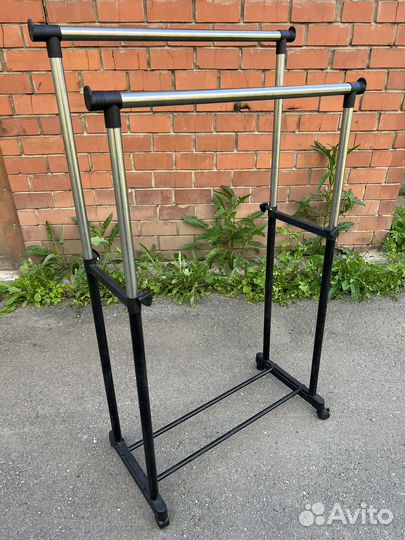 Напольная вешалка на колесах