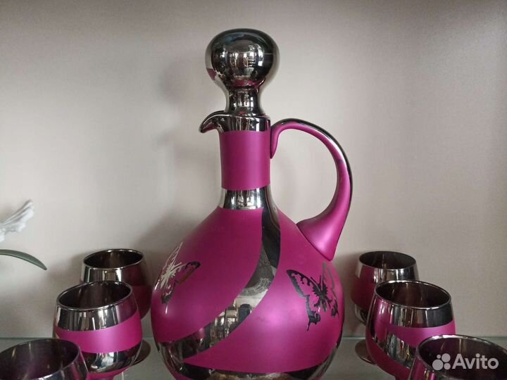 Графин с рюмками, статуэтки, подсвечник