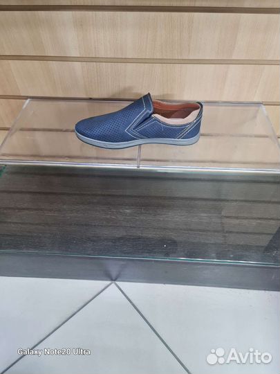 Полки из оргстекла на эконом панель