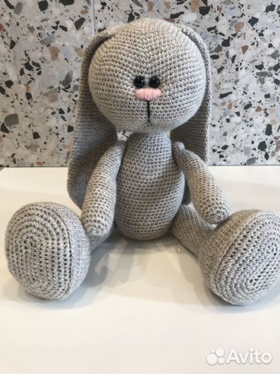 Игрушка заяц вязаный