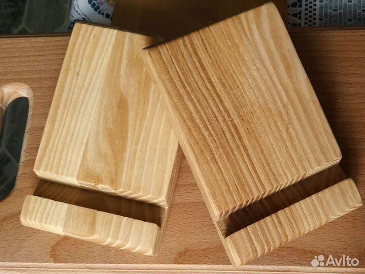 Деревянная подставка под телефон