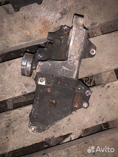 Кронштейн компрессора кондиционера Opel Vectra B