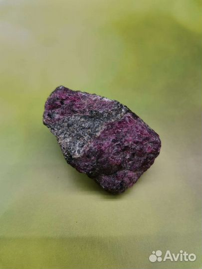 Эвдиалит, насыщеный цвет