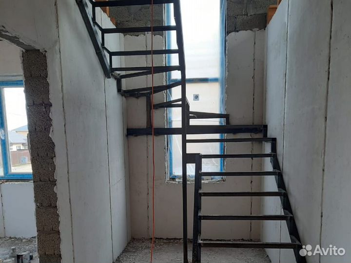 Лестница на металлокаркасе с установкой