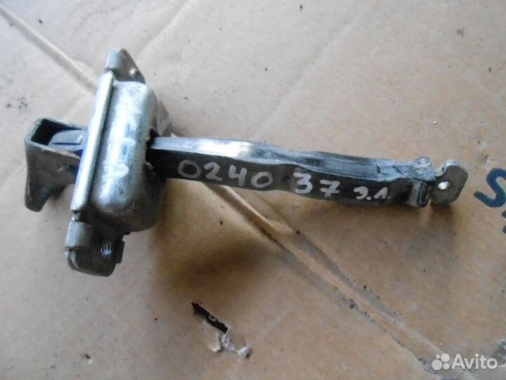 Ограничитель двери задней левой Kia Rio 2011-2017