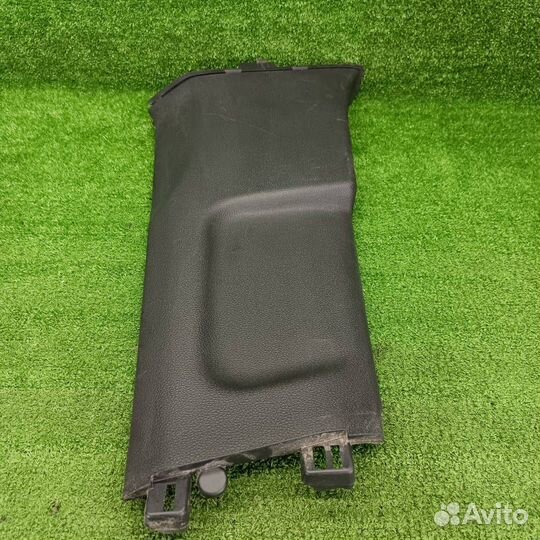 Обшивка центральной стойки правая нижняя 5C6867292