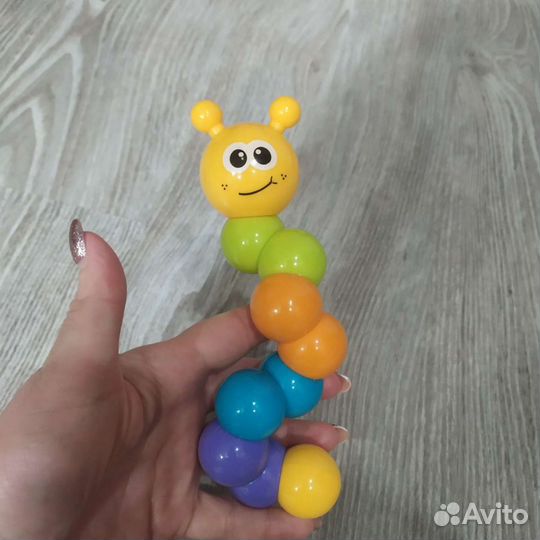 Погремушки и развивающие игрушки для малыша