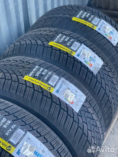 Roadmarch Snowrover 868 245/40 R18 97V