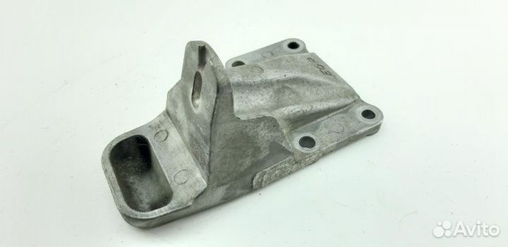 Кронштейн опоры двигателя правый Infiniti M35 Y50