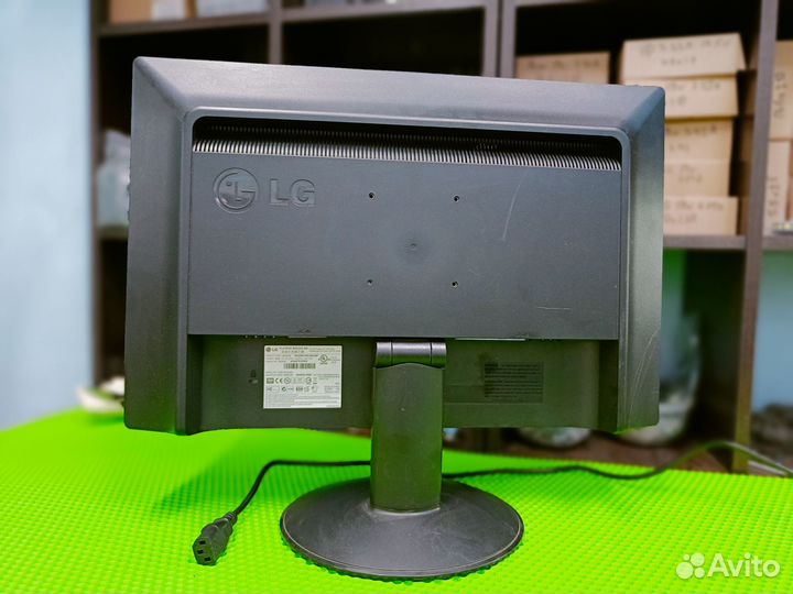 Монитор LG W2234S