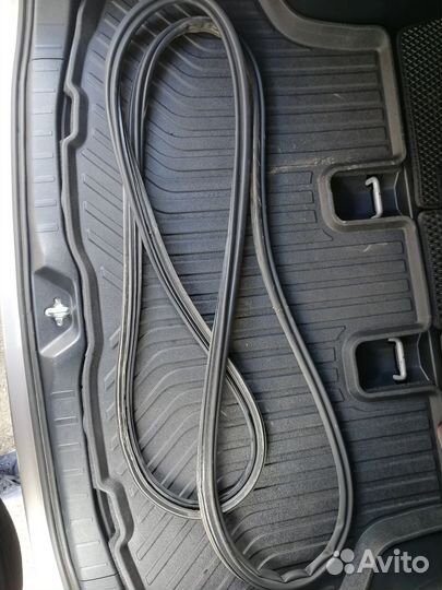 Уплотнительная резинка двери багажника Toyota