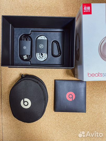 Beats Solo 3 wireless. Matte Gold
