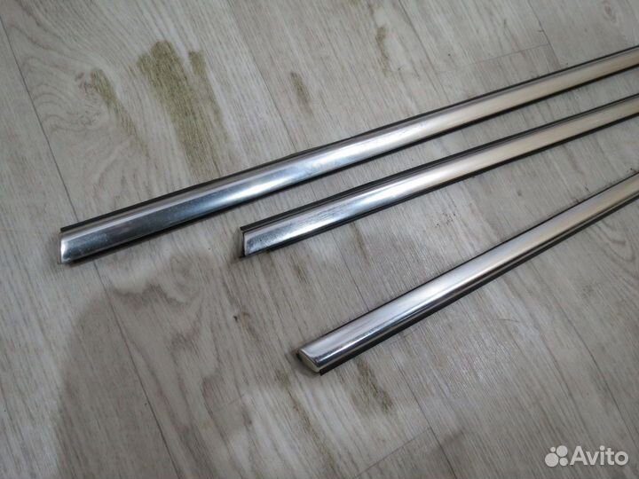 Молдинг стекла Opel Astra J