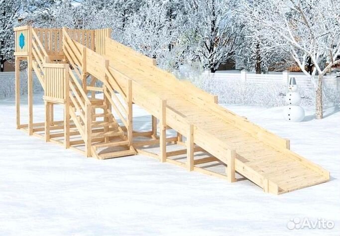Зимняя деревянная горка 