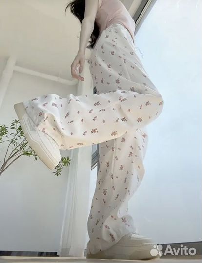 Белые штаны в цветочек