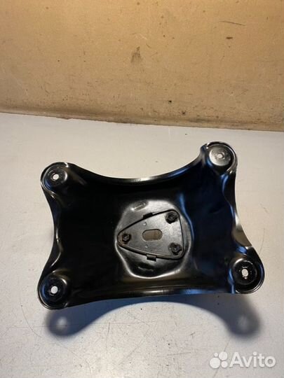 Крепление запасного колеса Toyota Rav4 2 1azfe