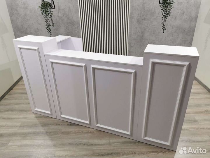 Ресепшн угловой с лепниной