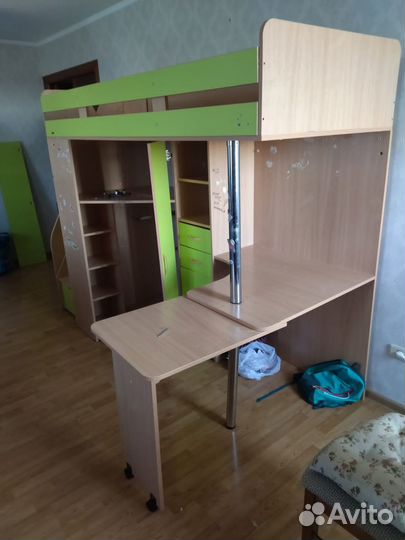 Детская кровать со столом и шкафом