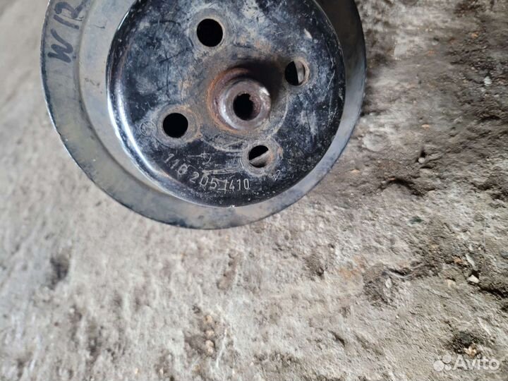 Помпа на mercedes 123