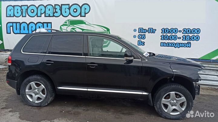 Стекло двери задней правой Volkswagen Touareg 7L08