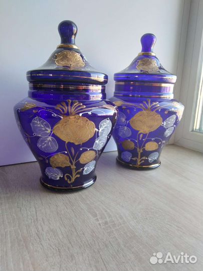 Ваза с крышкой из цветного стекла