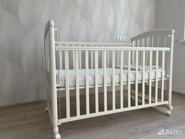 Детская кроватка с маятником + матрас