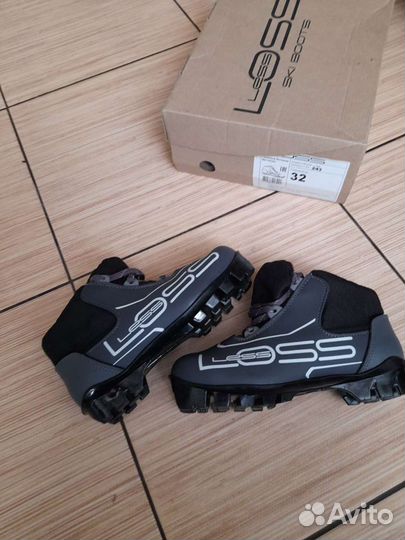 Лыжные ботинки и лыжи