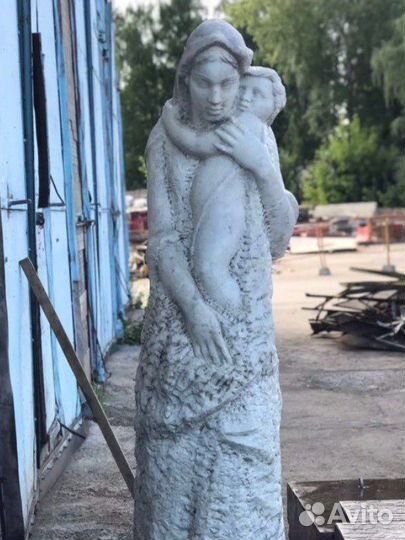 Статуя из белого натурального мрамора