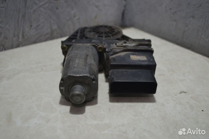 Моторчик стеклоподьемника задний левый Skoda Octav