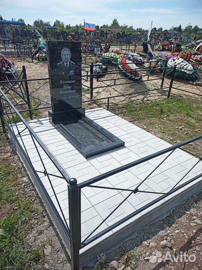 Памятники на кладбище