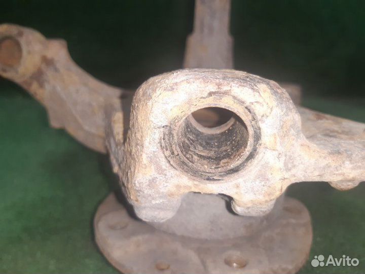 Кулак поворотный левый Renault Duster F4RA400 2013