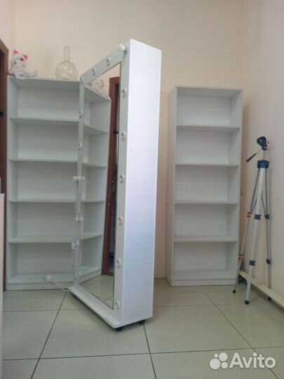 Зеркало с лампами на колесиках