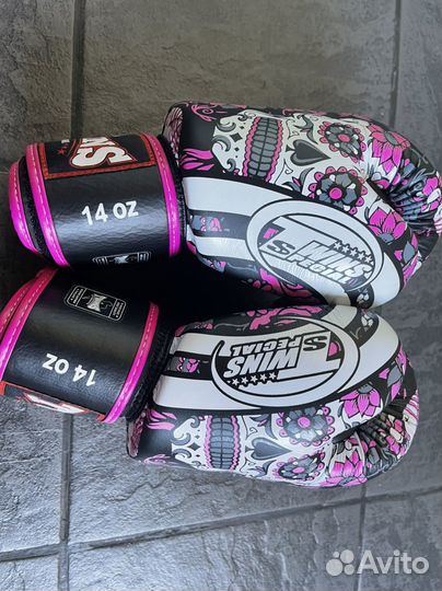 Перчатки Twins Skull Boxing Gloves. Pink. 14oz