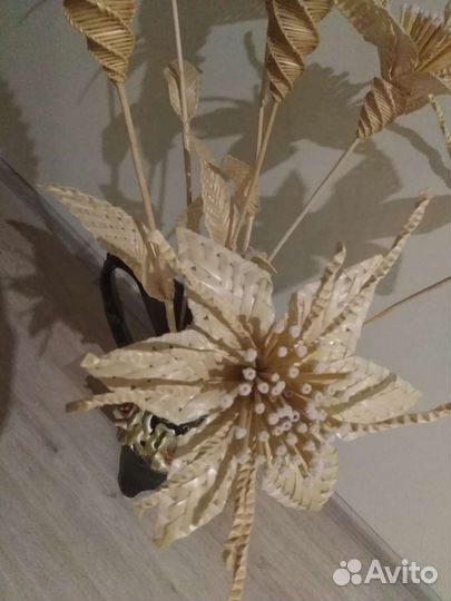 Напольная ваза с цветами