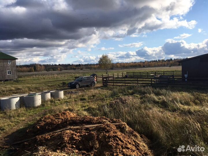 Семейная пара, помощники по хозяйству на ферму