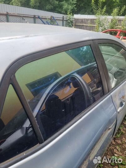 Тойота аурис 2007г стекла