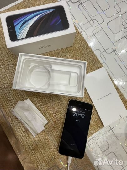 Телефон iPhone se 2020