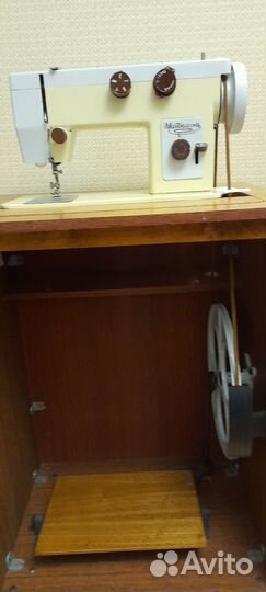 Швейная машинка Чайка 143 с ножным приводом