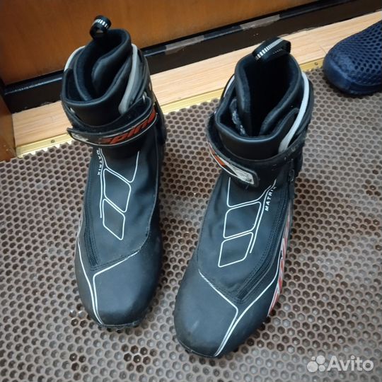 Лыжные ботинки коньковые spine