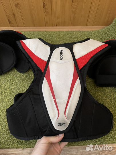 Нагрудник хоккейный reebok JR